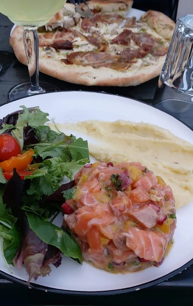 Tartare de Saumon Servi À Ma Demande Avec Un Accompagnement